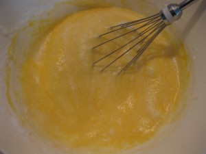 6 Pfirsich-Melba-Torte - Eier und Zucker vermischt